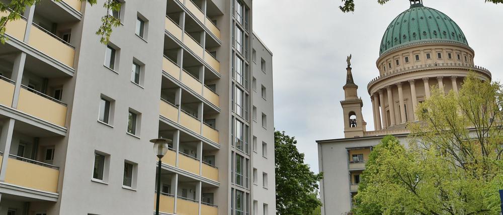 Die Sanierung der Wohnhäuser des sogenannten Zentrums Süd im Karree zwischen Burgstraße, Am Kanal, Am Alten Markt und Alter Fahrt gehörte zu den ersten Stadtspuren-Projekten, um die Innenstadt für die Buga 2001 aufzuhübschen.