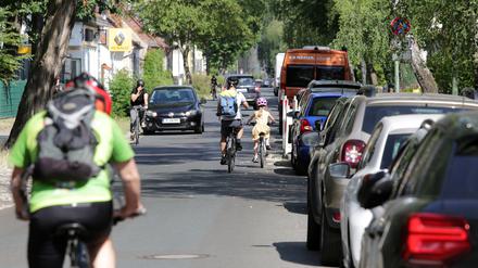 Die Stahnsdorfer Straße soll Fahrradstraße werden. Dafür sollen viele Parkplätze wegfallen