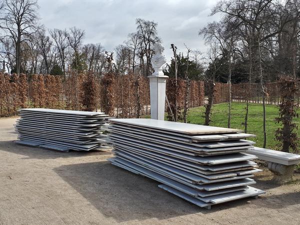 Untrügliches Zeichen für den Frühling: Die Statuen im Park Sanssouci in Potsdam werden ausgepackt.