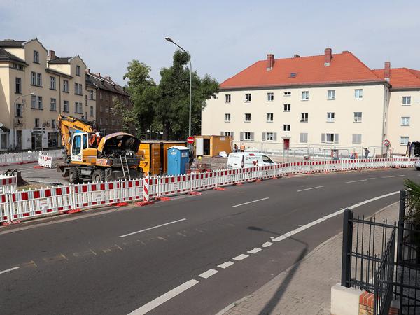 Vorboten der nächsten Großbaustelle. Erste Straßensperrungen gibt es an der Behlertstraße. 
