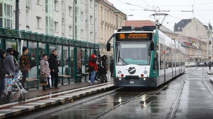 Die Straßenbahnlinie 96 soll künftig wieder an Wochenenden auch nachts durch Potsdam fahren. 