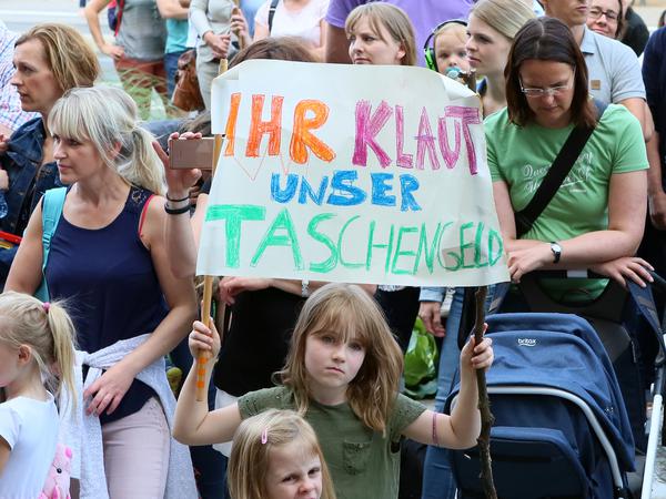 Streit um Kitabeiträge: Eltern und Kinder demonstrieren Ende Juni vor dem Potsdamer Stadthaus. 