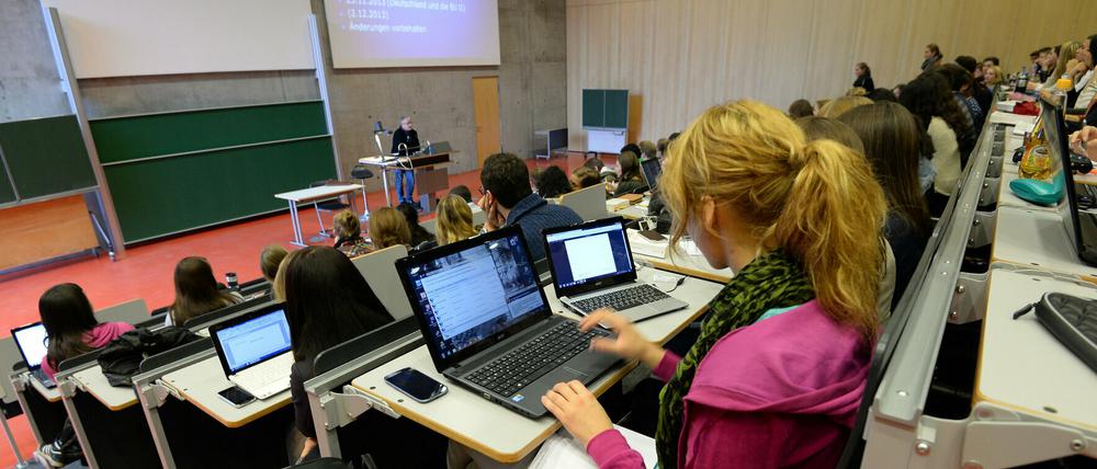 Studenten in Potsdam während einer Vorlesung - als es noch keine Corona-Beschränkungen gab (Archivfoto).
