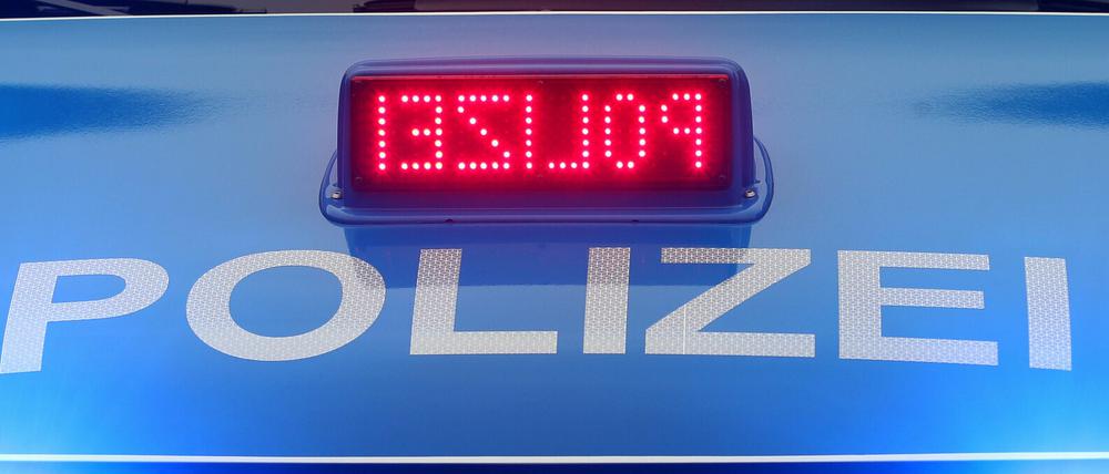 Gegen einen Baum geprallt. Zwei Polizisten sind am Dienstag bei einem Verkehrsunfall in Potsdam schwer verletzt worden. 