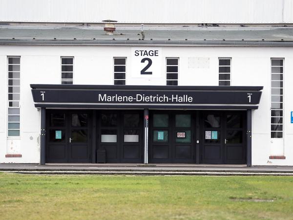 Der Eingang zur denkmalgeschützten Marlene-Dietrich-Halle von Studio Babelsberg.