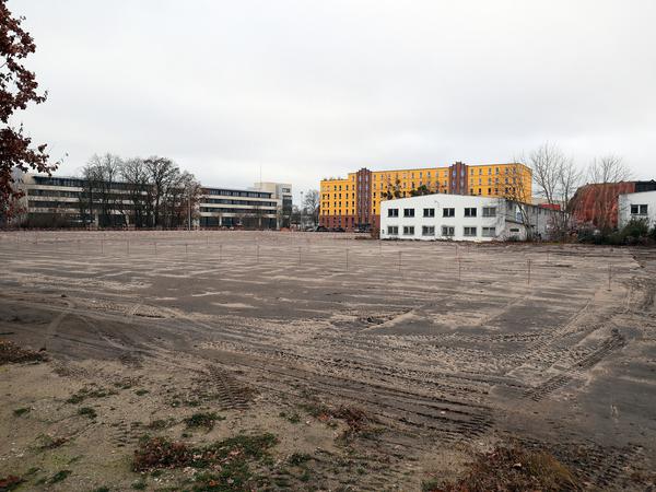 Baufläche für den Libeskind-Turm und die Media-City, gesehen von der August-Bebel-Straße aus.