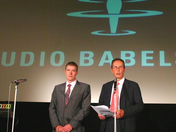 Carl L. Woebcken (l.) und Christoph Fisser im Sommer 2004 als frisch gebackene neue Eigentümer von Studio Babelsberg bei der ersten Pressekonferenz. 