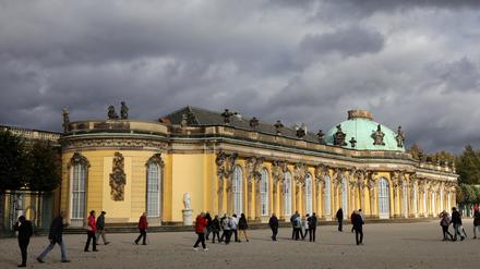 Dunkle Wolken über Schloss Sanssouci. Auch in den kommenden Tagen drohen wieder Stürme in Potsdam (Archivbild).  