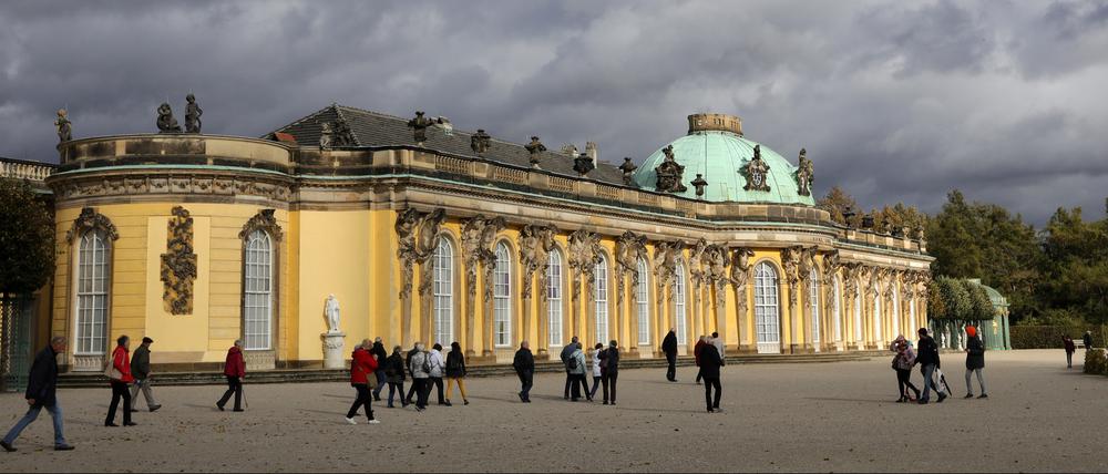 Dunkle Wolken über Schloss Sanssouci. Auch in den kommenden Tagen drohen wieder Stürme in Potsdam (Archivbild).  