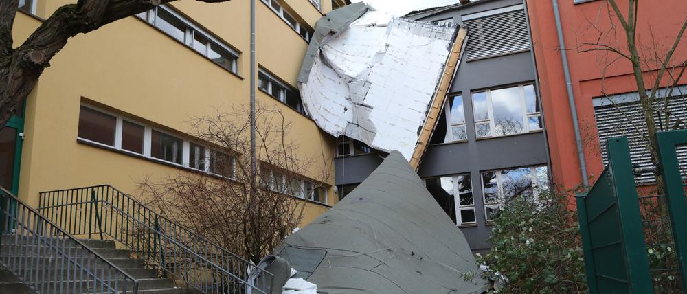 Das Dach der Neuen Grundschule in der Flotowstraße wurde teilweise abgedeckt.