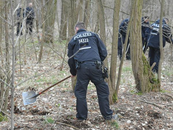 Eine Hundertschaft der Berliner Polizei ist nach Brandenburg ausgerückt, um bei Storkow (Oder-Spree) ein Waldstück nach der vermissten Rebecca abzusuchen.
