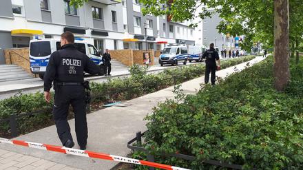 Polizisten sperrten am frühen Sonntagnachmittag einen Teil der Konrad-Wolf-Allee ab.