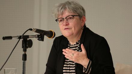 Susanne Fienhold Sheen liest aus dem Buch: "Bildungswege – 100 Jahre Volkshochschule Potsdam".