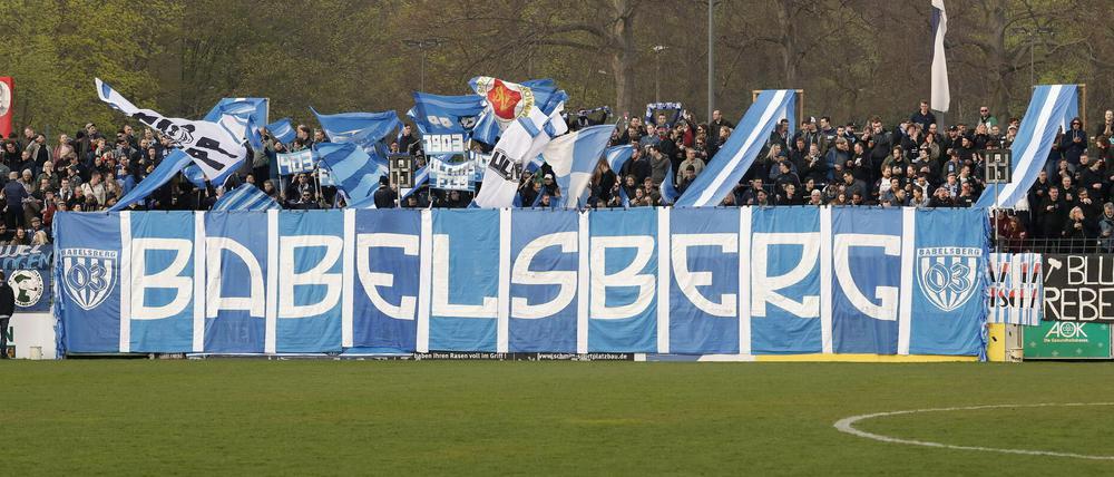 Die Fankurve im Babelsberger Karl-Liebknecht-Stadion. 