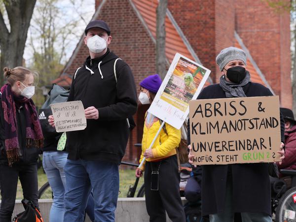 Während der Stadtverordnetenversammlung protestierte das Netzwerk "Potsdam Stadt für alle" gegen den Abriss des Staudenhofs.