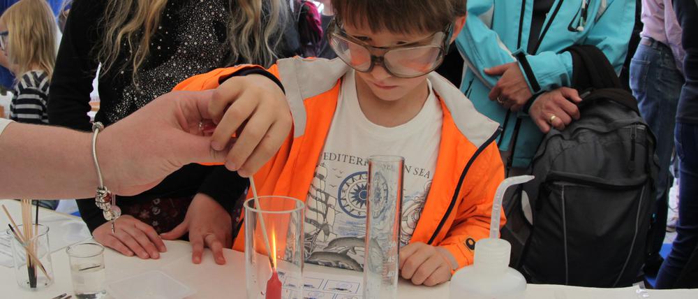 Ein Junge experimentiert beim Tag der Wissenschaften vor zwei Jahren in Golm.