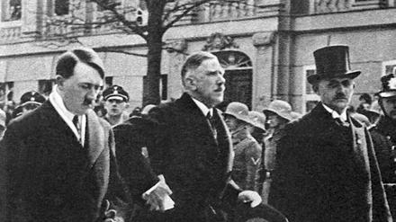 Der Tag von Potsdam: Reichskanzler Hitler (l) und Franz von Papen (M) auf dem Weg zur Eröffnungssitzung des neuen Parlaments in der Garnisonkirche am 21. März 1933. 