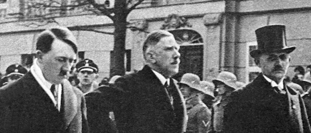 Der Tag von Potsdam: Reichskanzler Hitler (l) und Franz von Papen (M) auf dem Weg zur Eröffnungssitzung des neuen Parlaments in der Garnisonkirche am 21. März 1933. 