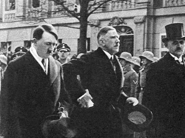 Adolf Hitler (l.) und sein damaliger Vizekanzler Franz von Papen (M) am 21. März 1933, der als "Tag von Potsdam" in die Geschichte einging, auf dem Weg zur Eröffnungssitzung des neuen Parlaments in der Garnisonkirche.