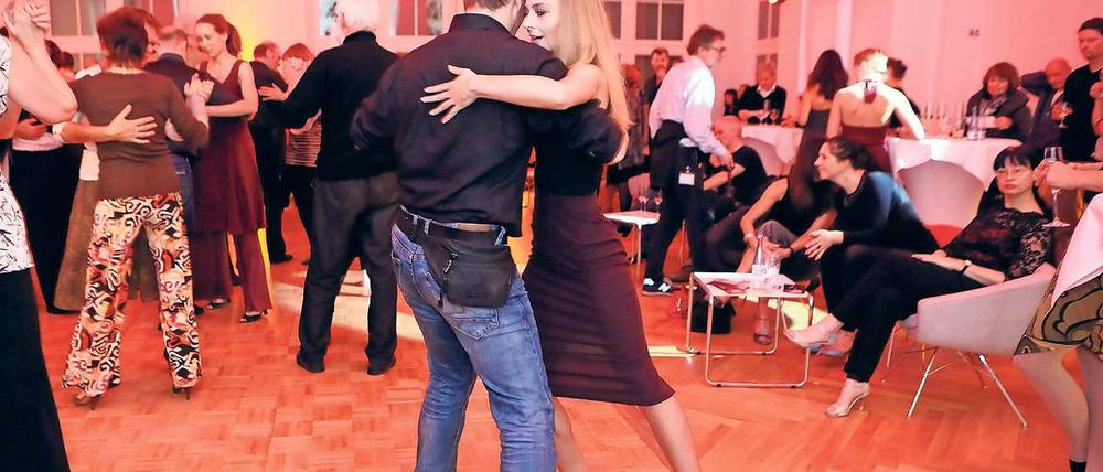 Mehr davon. Zu der Milonga am Samstagabend tanzten Dutzende Paare auf dem extra bereiteten Boden des Veranstaltungssaals im ersten Stock des Museum Barberini. Mancher Besucher wünscht sich, hier öfter tanzen zu können – auch nach der Eröffnung des Hauses im Januar.
