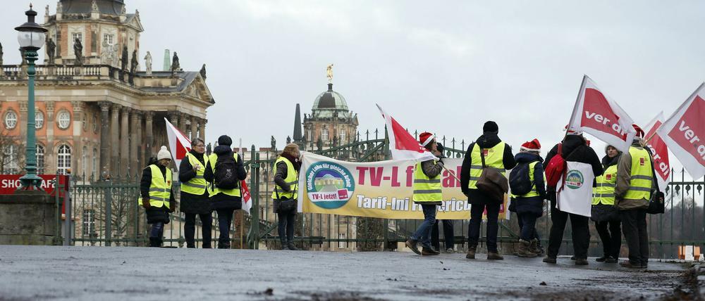 Knapp 20 Fridericus-Mitarbeiter demonstrierten am 26. Dezember am Neuen Palais in Potsdam.
