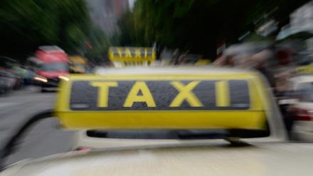 Anfang Januar muss sich ein Taxifahrer vor dem Potsdamer Amtsgericht wegen gefährlicher Körperverletzung und Unfallflucht verantworten.