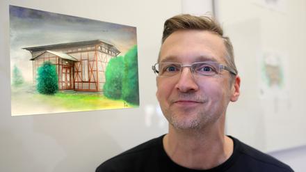 Urban Sketcher Jörg Schönrock zeigt sein Bild „Waldhaus“, das er im September mit Aquarell- und Bleistift gezeichnet hat.