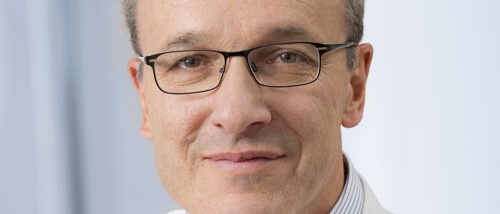 Thomas Weinke, 63, ist ärztlicher Direktor. Er arbeitet als Chefarzt der Klinik für Gastroenterologie und Infektiologie am kommunalen Klinikum „Ernst von Bergmann“ in Potsdam.