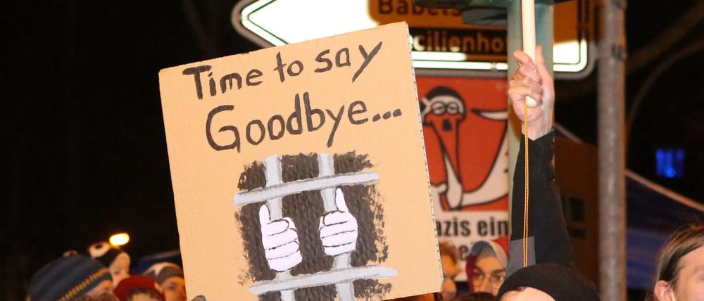 "Time to say Goodbye" - Ein Plakat von Pogida-Gegnern am 24. Februar.