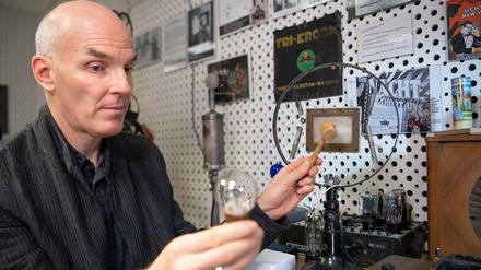 Ralf Forster, stellvertretender Sammlungsleiter des Filmmuseums Potsdam, demonstriert die Funktionsweise des Reißmikrofons. 