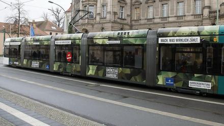 In der Kritik: Bundeswehr auf der Straßenbahn