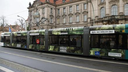 Bundeswehr-Werbung an einer Potsdamer Straßenbahn.