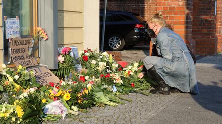 Viele Potsdamer legten vor dem "Thusnelda von Saldern Haus" in Babelsberg Blumen und Kerzen nieder.