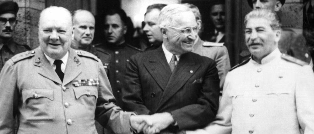 Das Foto vom Juli 1945 zeigt (v.l.) den britischen Premierminister Winston Churchill, den amerikanischen Präsidenten Harry S. Truman und den sowjetischen Regierungschef Josef Stalin während der Postdamer Konferenz vor Schloss Cecilienhof.