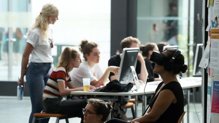Willkommen in  der Zukunft. FH-Studenten arbeiten mit 3-D-Druckern und tauchen in virtuelle Welten ab. 
