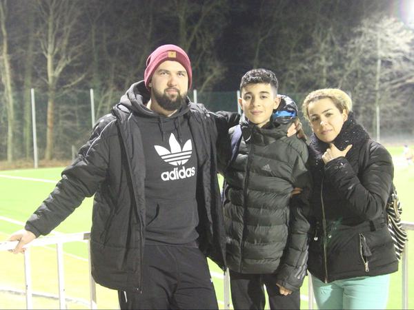 Ghazale mit ihrem Sohn Yashar (M.) und dem Trainer Felix Kaminski. 