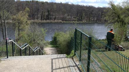 Der Uferweg am Griebnitzsee ist seit Jahren nicht zugänglich für die Öffentlichkeit. 