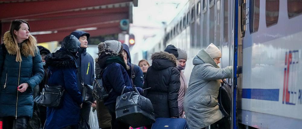 Geflüchtete steigen am Freitagmorgen am Bahnhof von Przemysl in der Nähe der ukrainisch-polnischen Grenze in den Zug nach Berlin. 