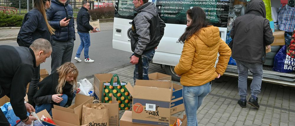 (Symbolfoto) Auf einem Parkplatz im polnischen Slubice, der Nachbarstadt von Frankfurt (Oder), wurden am Samstag schon private Spenden für eine Hilfslieferung in die Ukraine in Kartons verpackt. 