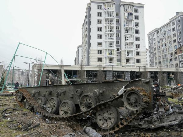 Ein zerstörtes russisches Militärfahrzeug in Butscha. 
