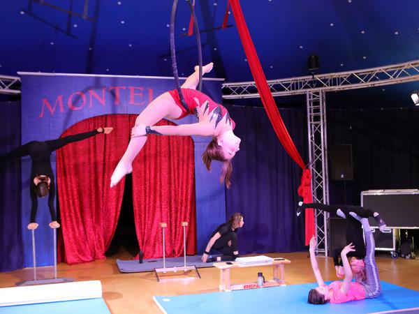 Manche Artistinnen üben bis zu sechs Stunden täglich. Im Potsdamer Zirkus Montelino können sie weiter trainieren.