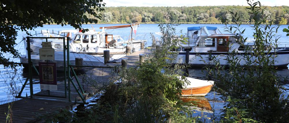 Um diesen Bootssteg am Jungfernsee streiten sich Eigentümer und Stadt vor Gericht.