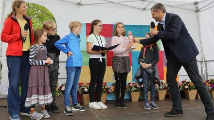 Umweltfest im Volkspark Potsdam. Oberbürgermeister Mike Schubert übergibt den Potsdamer Klimapreis an drei Schulprojekte und drei Bürgerengagements. 