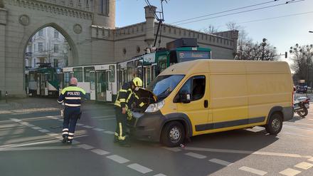 Unfall mit Straßenbahn und Transporter am Nauener Tor in Potsdam.