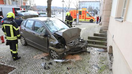 Ein Pkw ist am Montagmittag in der Nähe des Filmmuseums in Potsdam von der Straße abgekommen und gegen eine Hauswand geprallt.