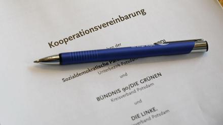 Die unterschriebene Koalitionsvereinbahrung zwischen SPD, Grüne und Linke.