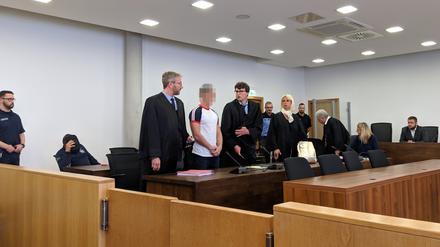 Die Angeklagten vor Prozessbeginn am 26. April 2019 im Landgericht Potsdam.