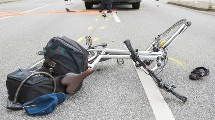 Ein Fahrrad liegt nach einem Verkehrsunfall auf der Straße. 