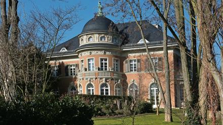 Die Villa Kampffmeyer, das prominente Potsdamer Anwesen an der Glienicker Brücke, sucht einen neuen Besitzer.