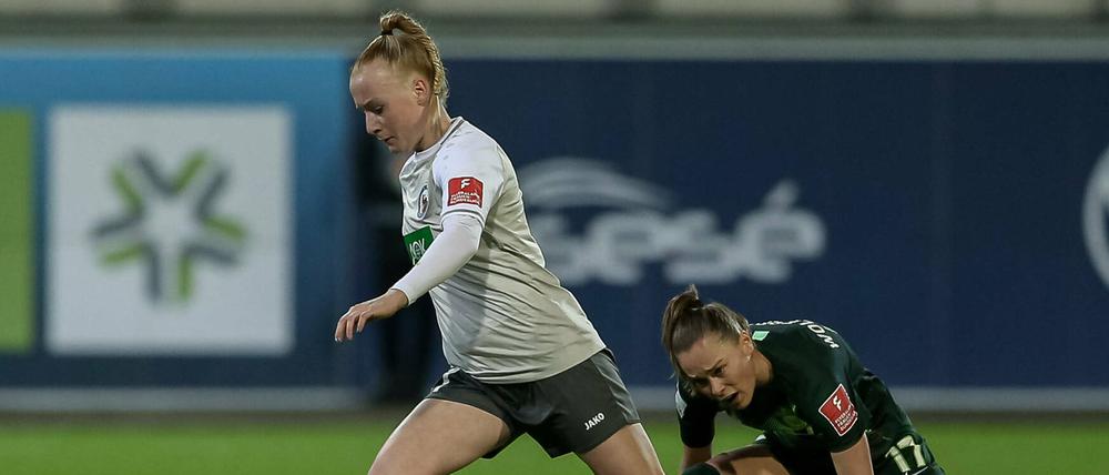 Anna Gerhardt (links, im Zweikampf mit der Wolfsburgerin Ewa Pajor) und Turbine Potsdam bestreiten das erste Spiel nach der Coronavirus-Pause beim SC Freiburg.
